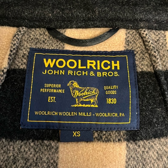 Woolrich women’s jacket with real fur trim hood. Tan and charcoal grey plaid. - Picture 2 of 7